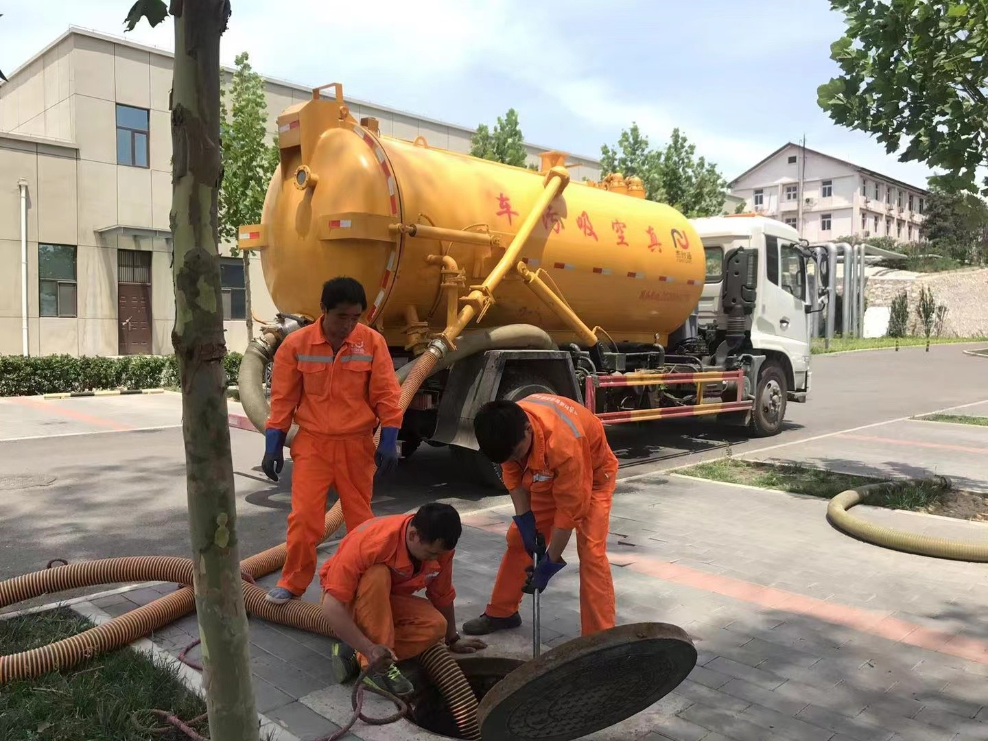 丰泽管道疏通车停在窨井附近