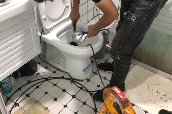 丰泽马桶堵塞自己疏通还是找师傅？专业上门服务让你省时更省心